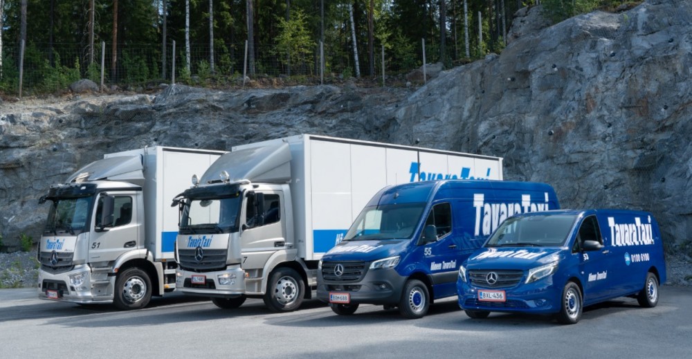 Monipuolisesta kalustostamme löytyy oikea ratkaisu suuriin ja pieniin kuljetustarpeisiin.