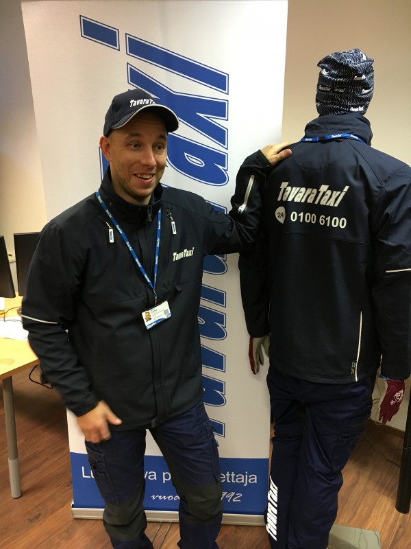 Työtehtävissä TavaraTaxilaisen tunnistaa tyylikkäistä työvaatteista.