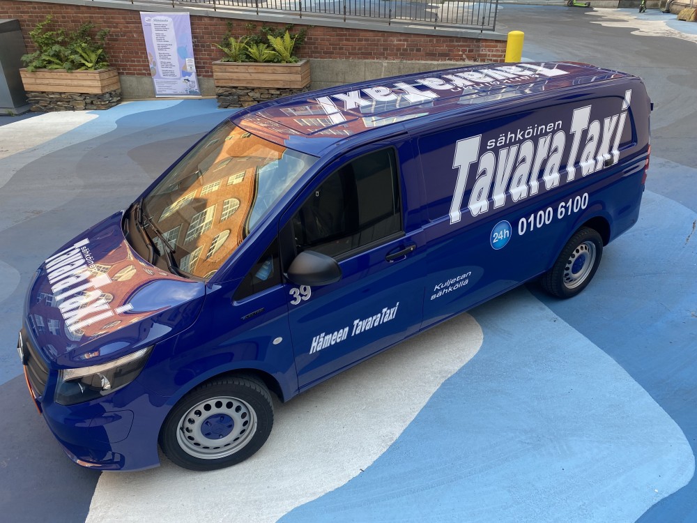 Sähköinen TavaraTaxi kuljettaa ilman co2 päästöjä. Kysy lisää tilauskeskuksestamme.